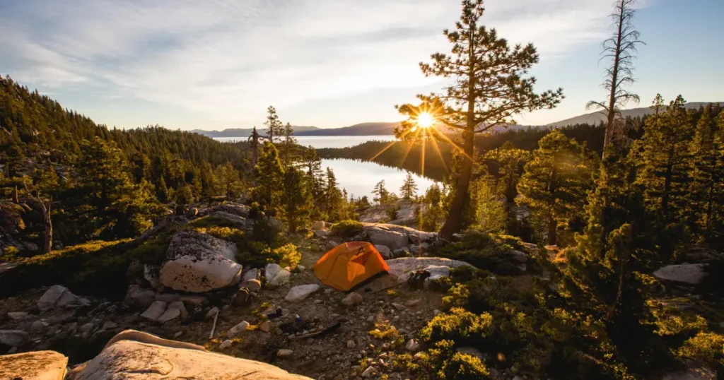 Camping la munte apus de soare