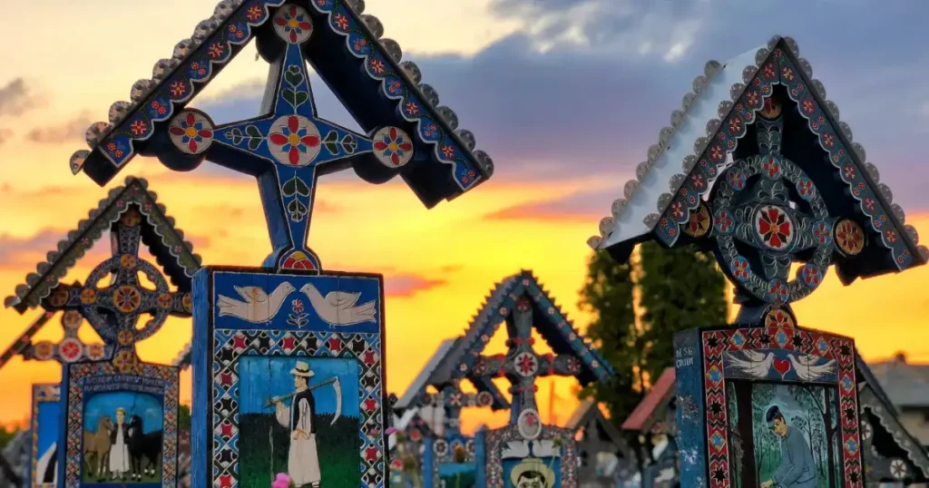 Cimitirul Vesel de la Sapanta la apus