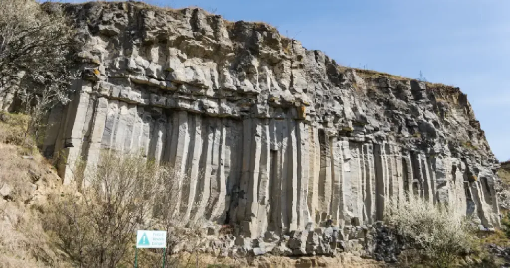 Coloanele de bazalt Racos
