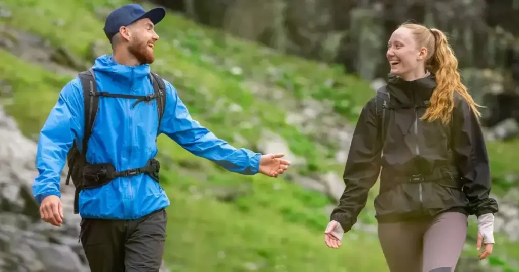 Fata si baiat care pleaca in drumetie