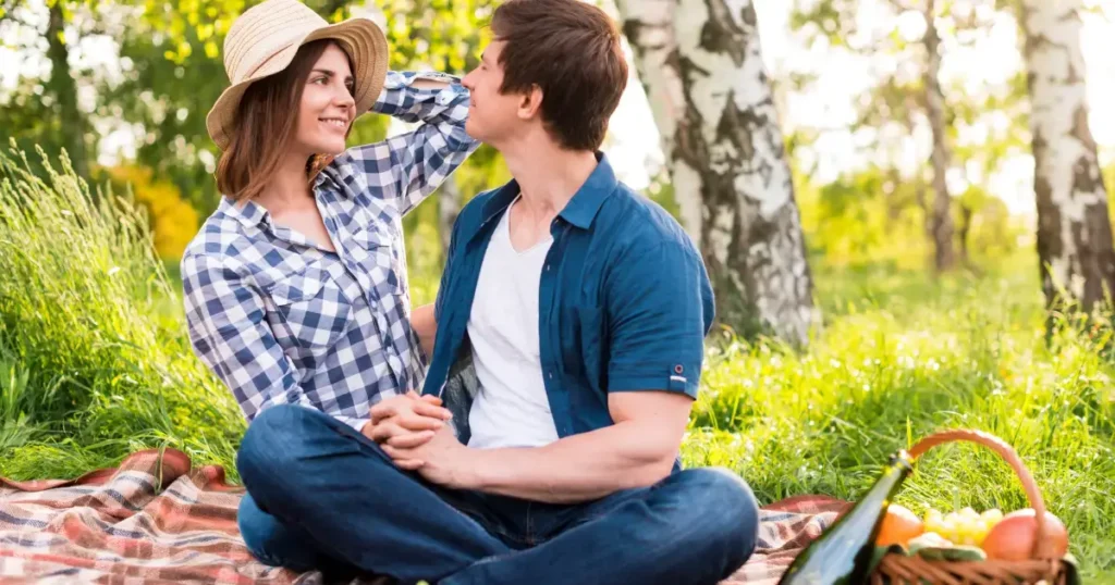 cuplu picnic in natura