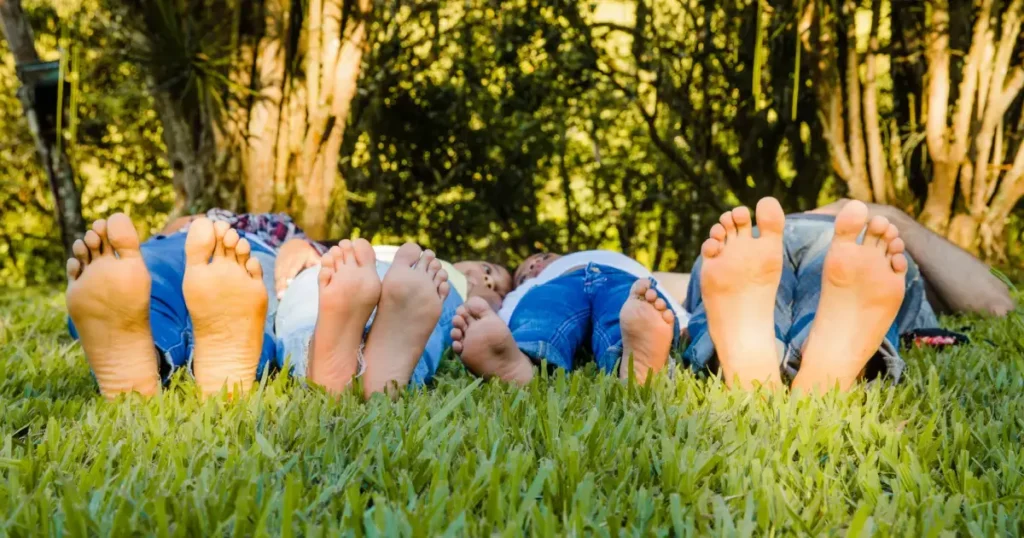 Familie desculta intinsa pe iarba