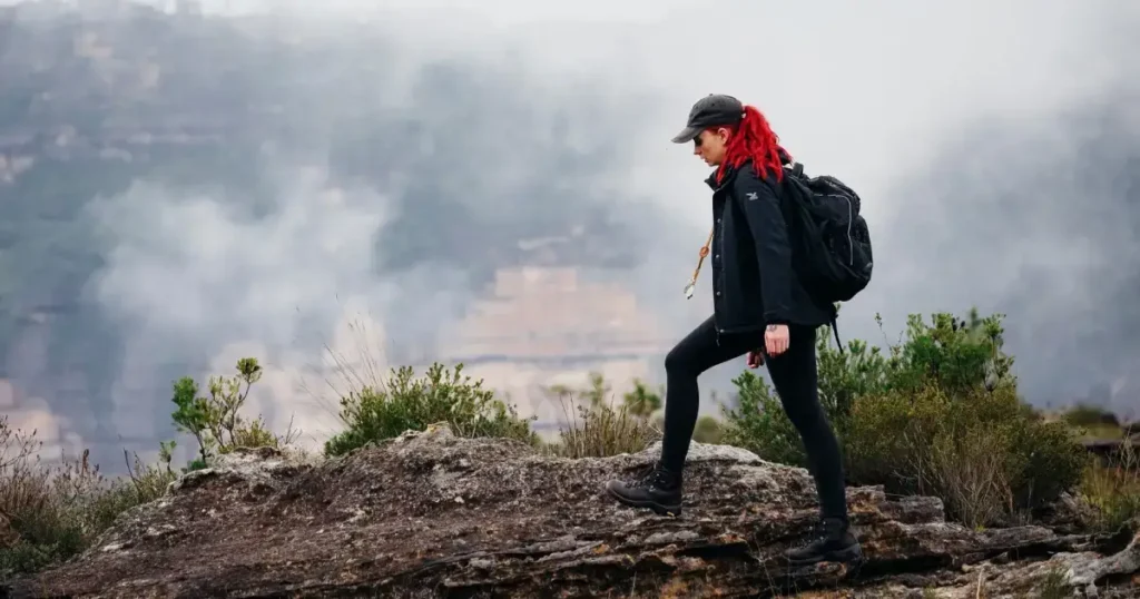 Femeie cu haine pentru drumetie