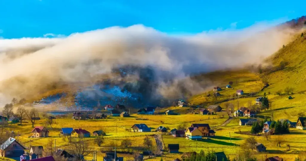 Satul Fundata acoperit de nori