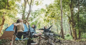Grup de tinere care se bucura de natura