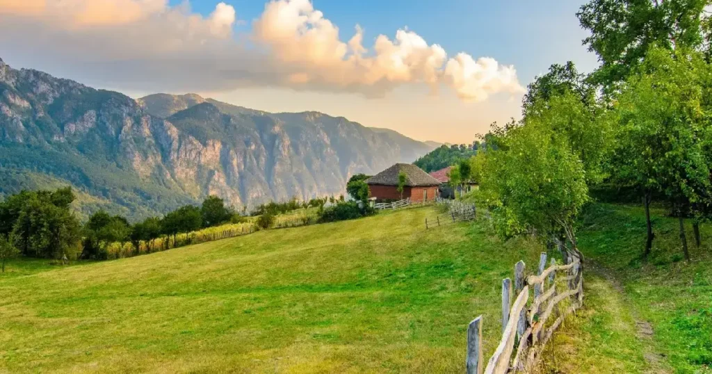 Peisaj montan cu o parte din Satul Inelet