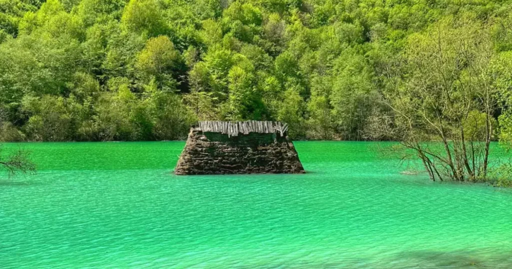 Lacul Geamana culoarea turcoaz