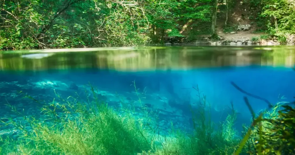Lacul Ochiul Beiului culoare turcoaz