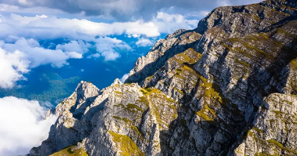 Muntii Bucegi vara deasupra norilor