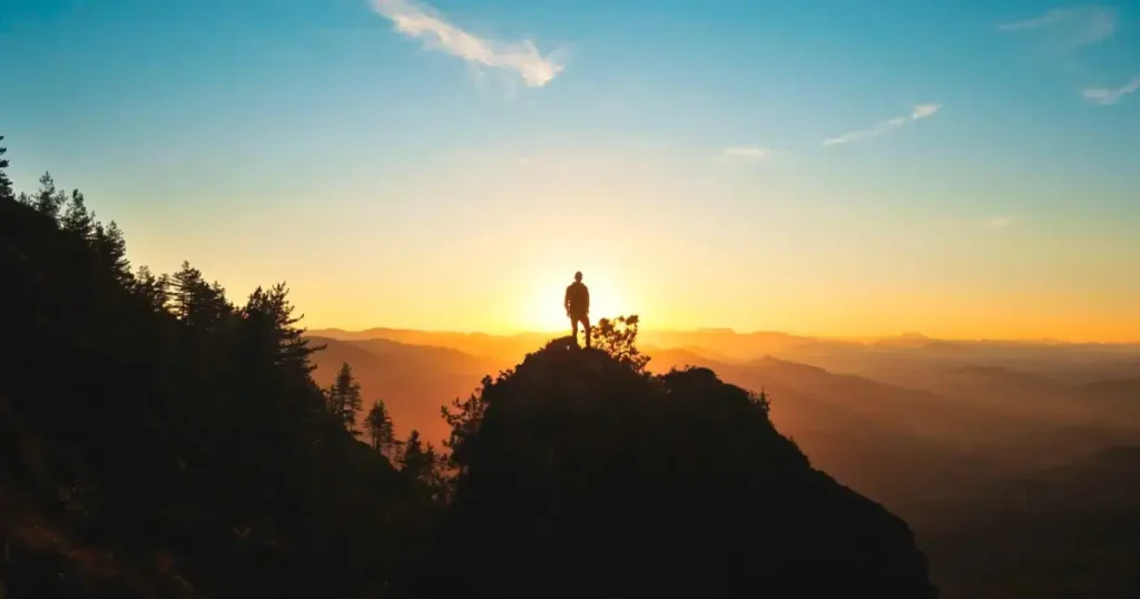 Omul in natura la apus de soare