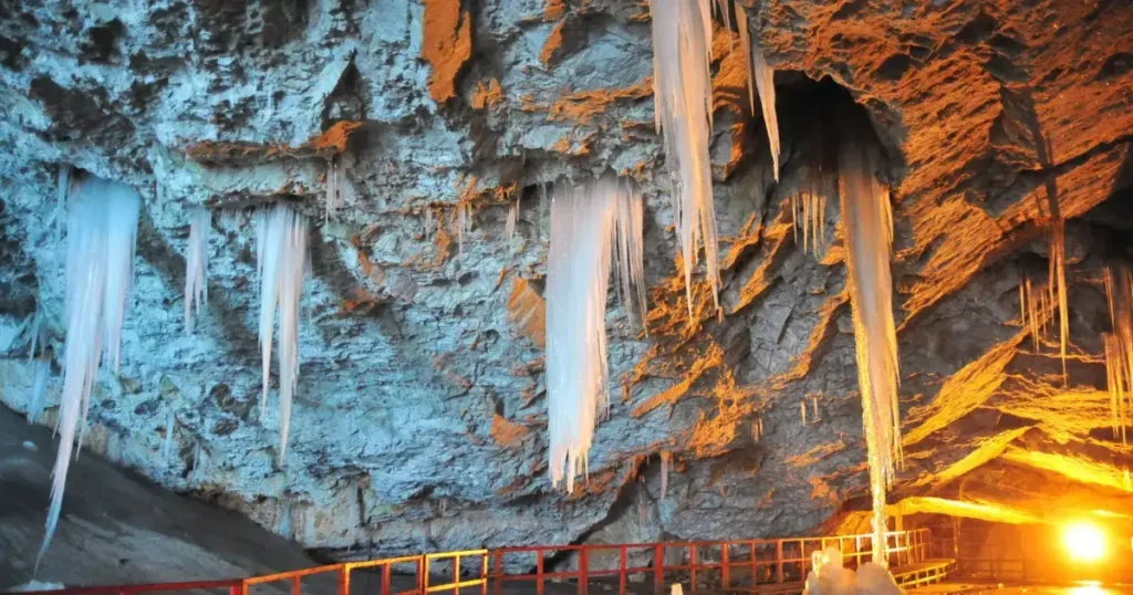 Turlele ghetarului din pestera scarisoara