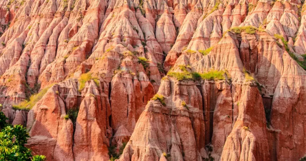 Rapa Rosie turnuri si coloane rosii