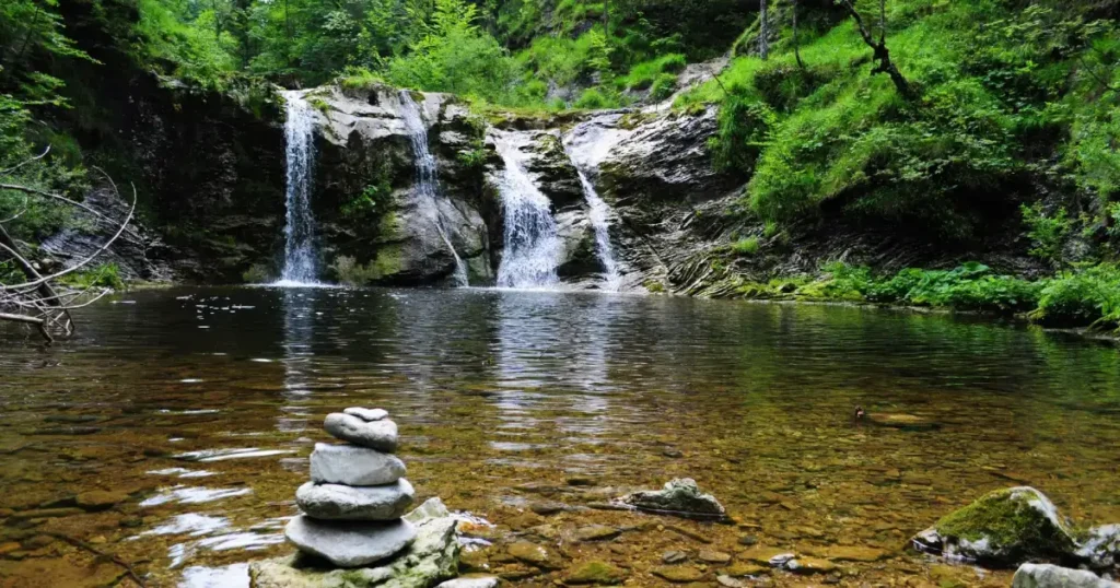 rau montan in anotimpul vara
