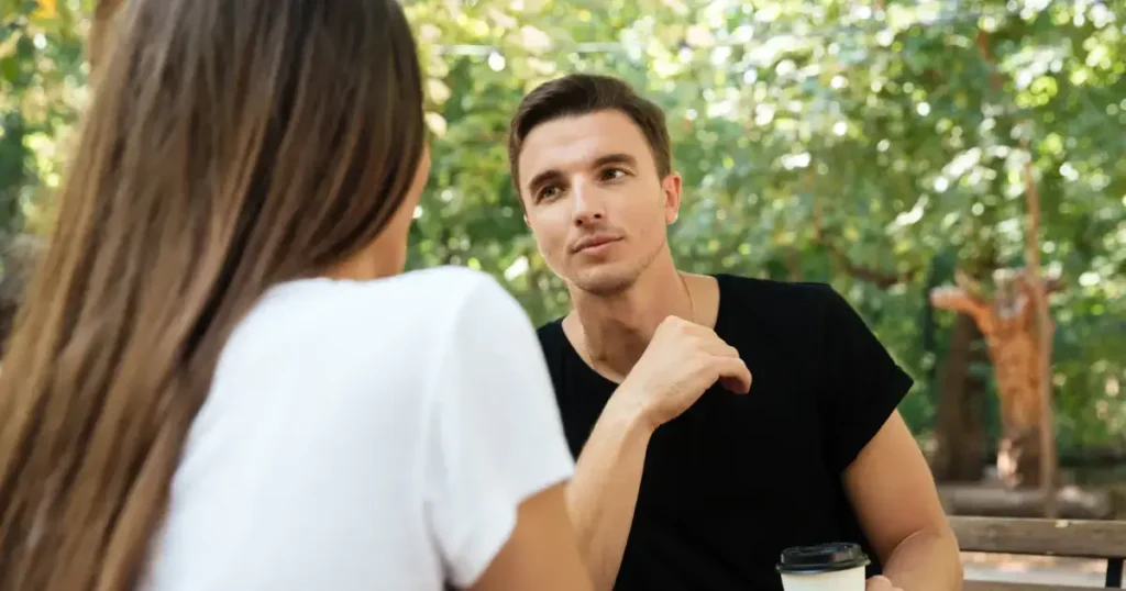 Doua persoane care stau de vorba 