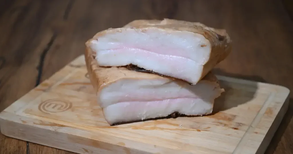 Slanina pe tocator de lemn