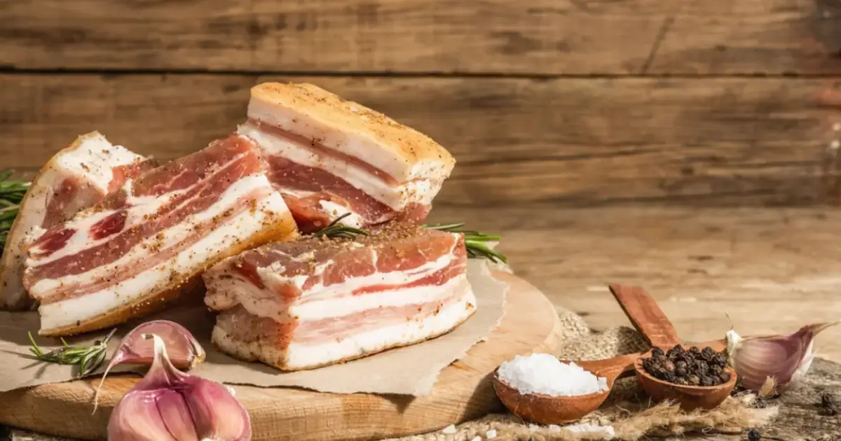 Slanina afumata asezata pe tocator de lemn