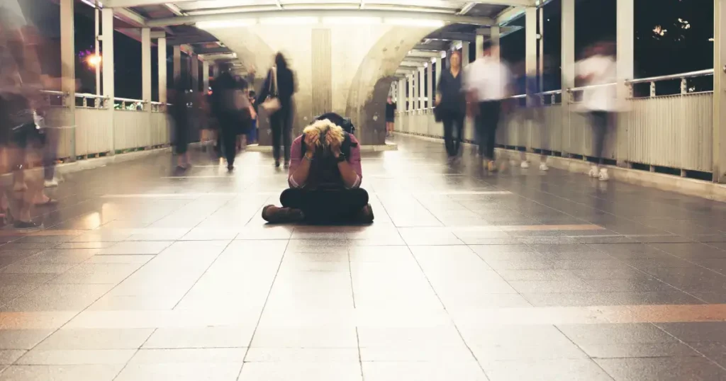 baiat care sta cu mainile in cap