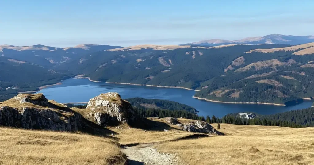 peisaj cu Lacul Vidraru