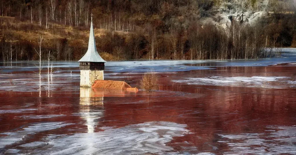 Turla Bisericii Lacul Geamana culoarea rosu intens