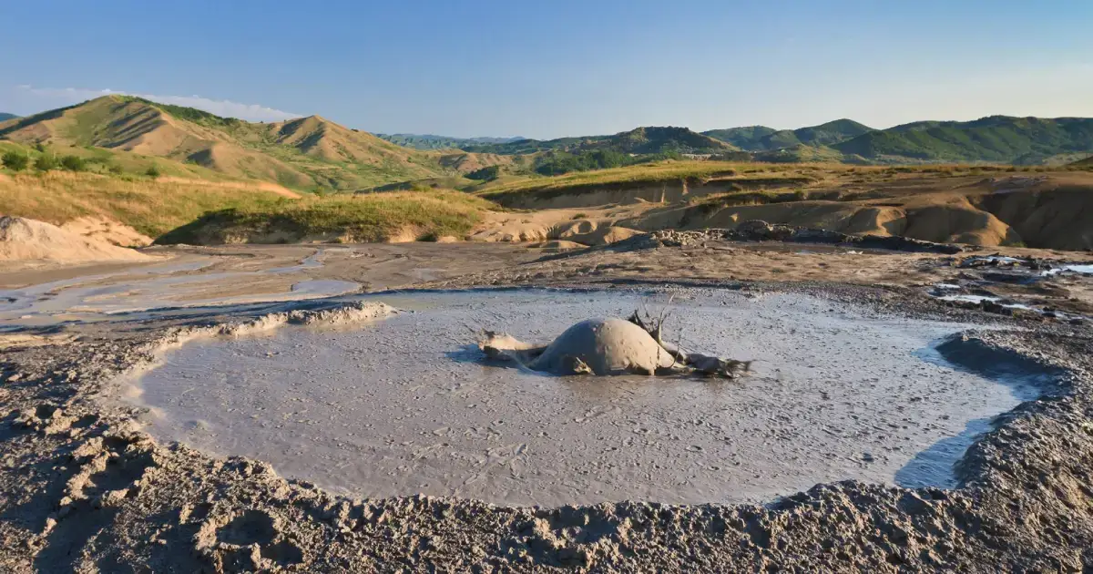 Vulcanii Noroioși rezervație naturală geologică