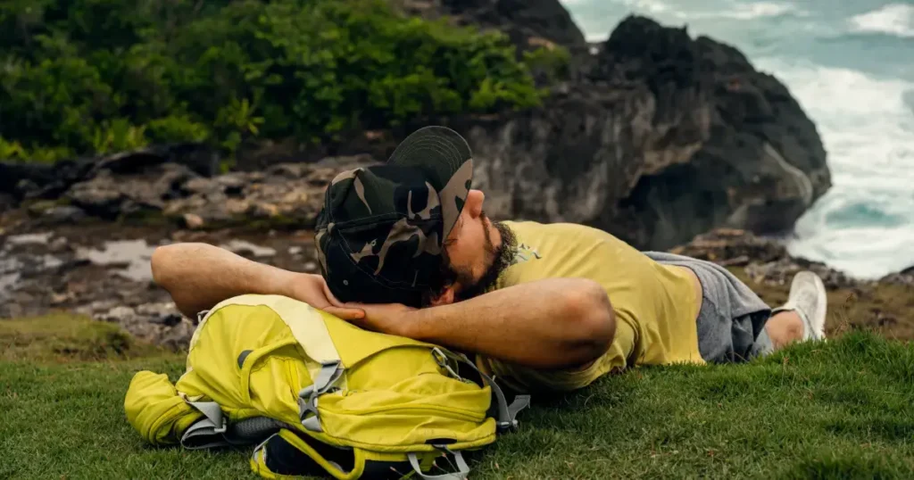 barbat intins pe iarba