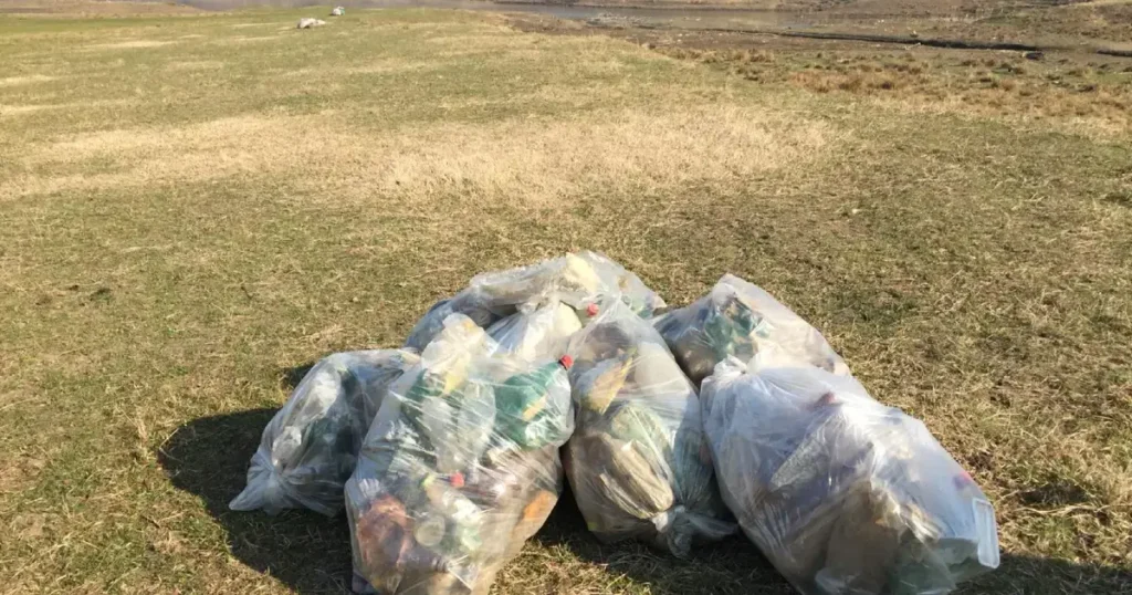 deseuri de plastic adunate in saci