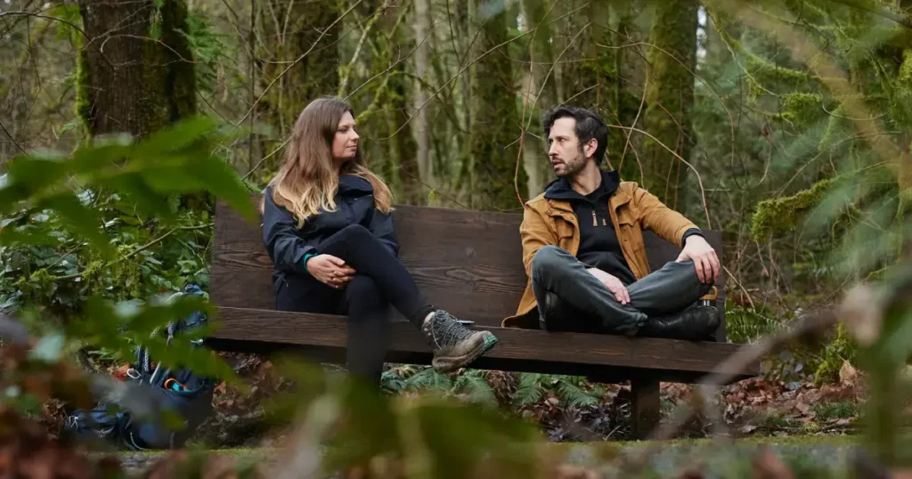 doua persoane care vorbesc in natura