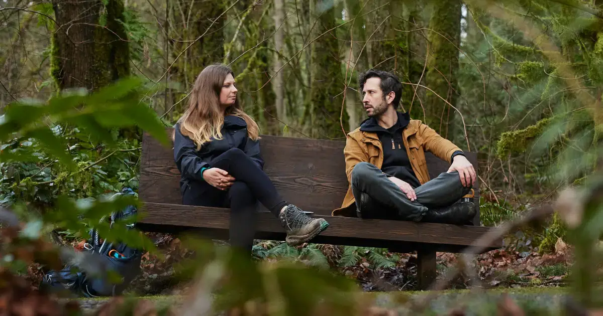 doua persoane care vorbesc in natura