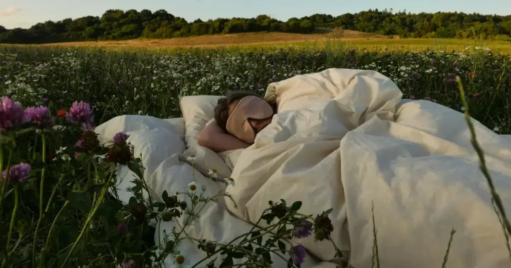 femeie care doarme in natura