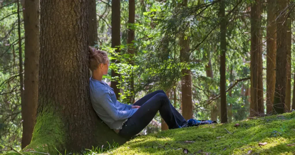 femeie care sta in natura