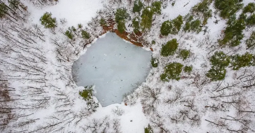 Lacul Albastru iarna